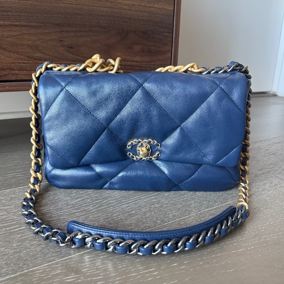 Chanel 19 Large Lambskin Flapbag in Bleu Marine - Picture 1 of 13